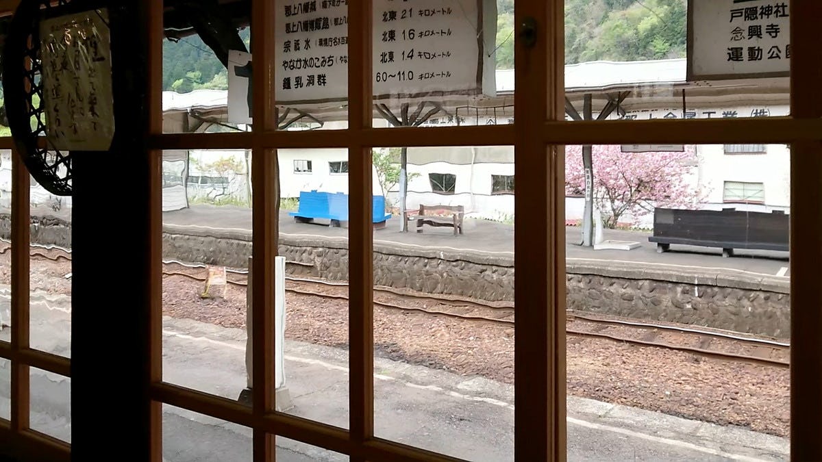 古いガラス】昔風のガラスの専門店